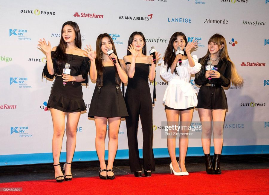 Korean+Girl+Group+Red+Velvet+on+the+red+carpet+of+an+awards+show